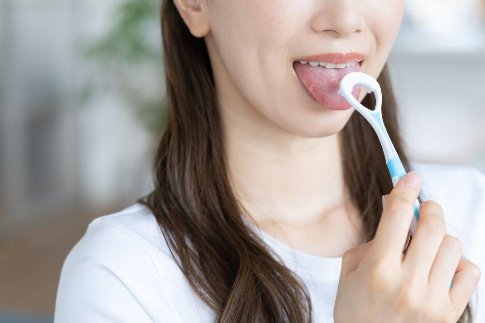舌専用歯磨きをする女性