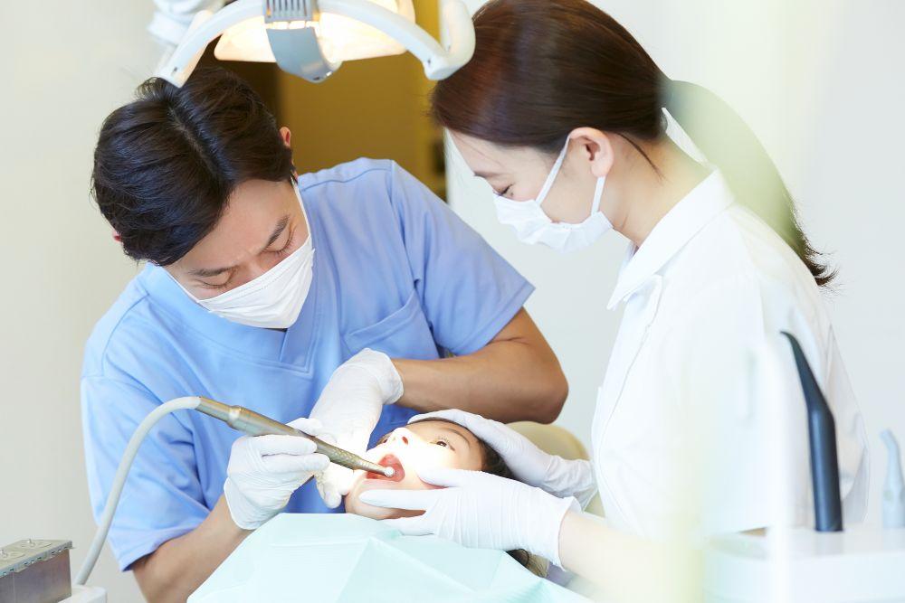 歯科医による治療の様子